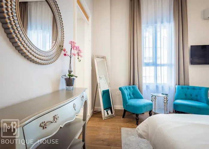 No13 Boutique House Къща за гости 3*