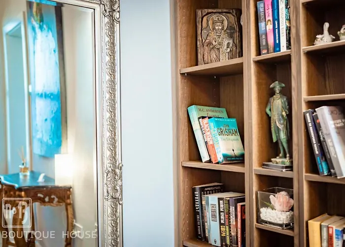 No13 Boutique House Къща за гости