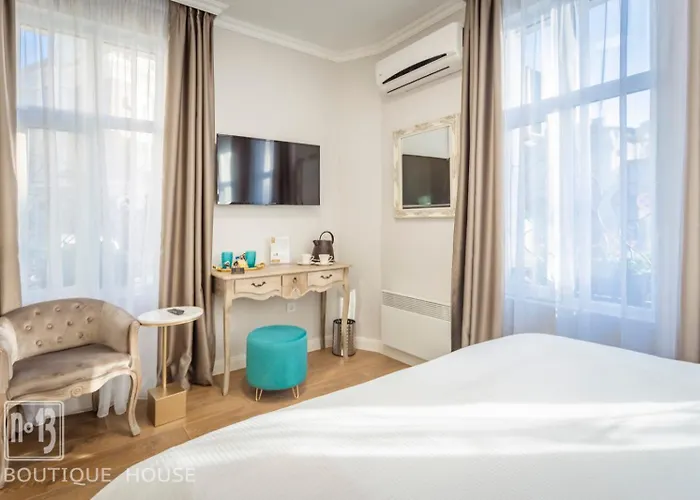 No13 Boutique House Къща за гости