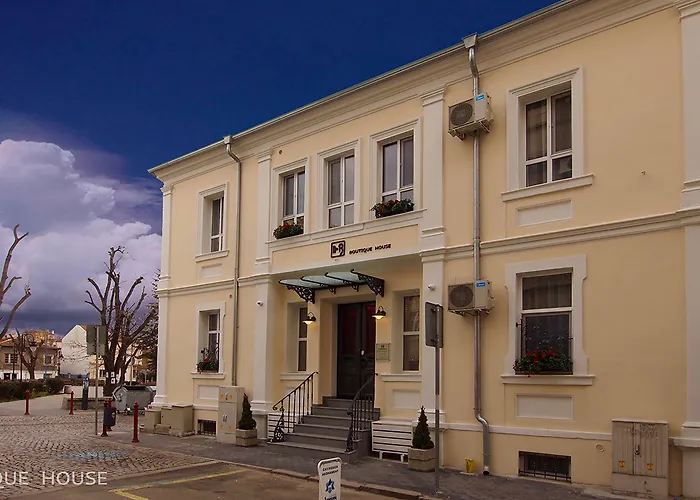 No13 Boutique House Къща за гости