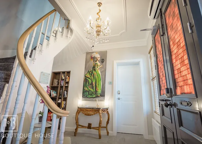 No13 Boutique House Къща за гости 3*